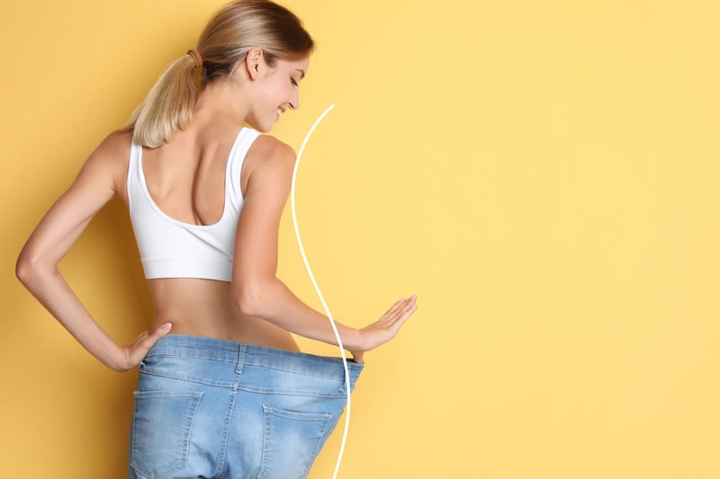 お腹の周りが痩せた女性