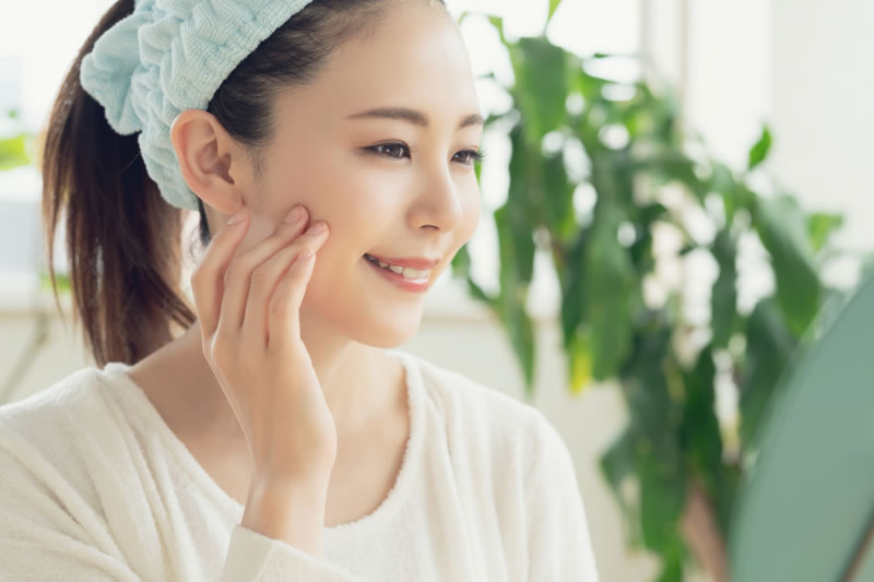 クレンジングをしている女性