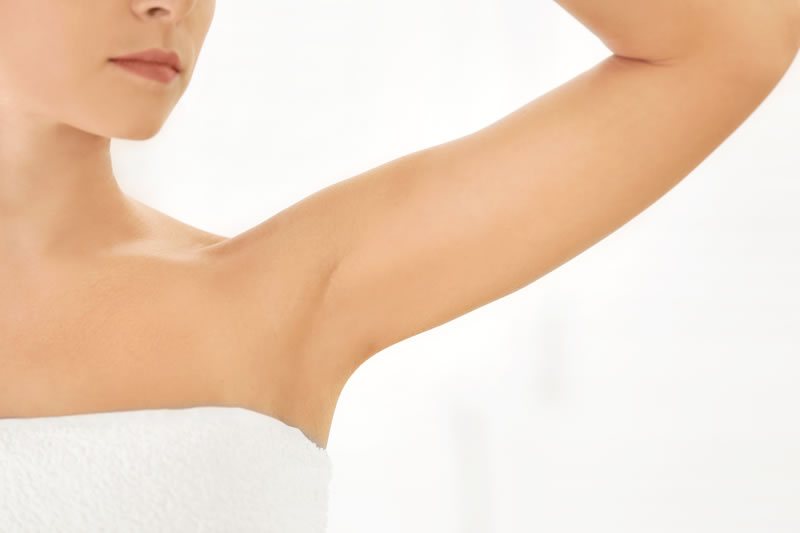 二の腕が細い女性