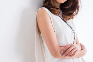 二の腕を見せる女性