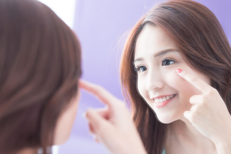 埋没法を考えている女性