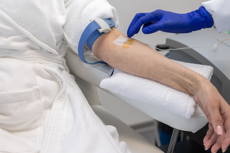 白玉点滴をしている女性