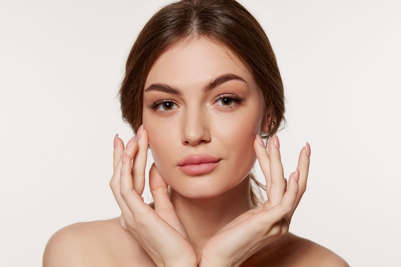 肌が綺麗な20代女性