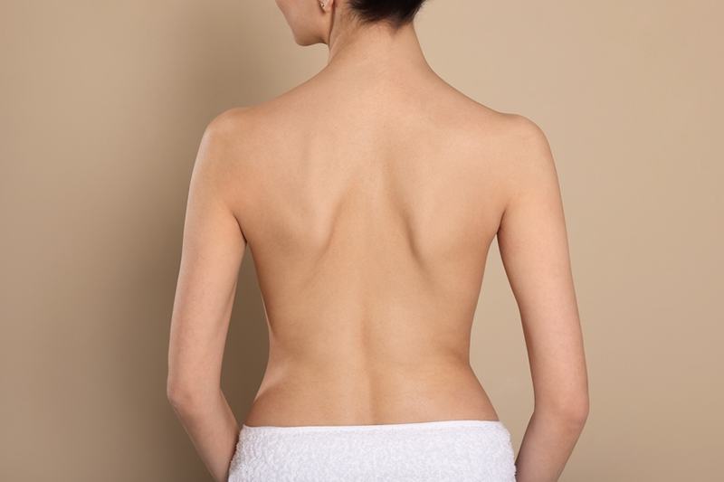 背中が綺麗な女性