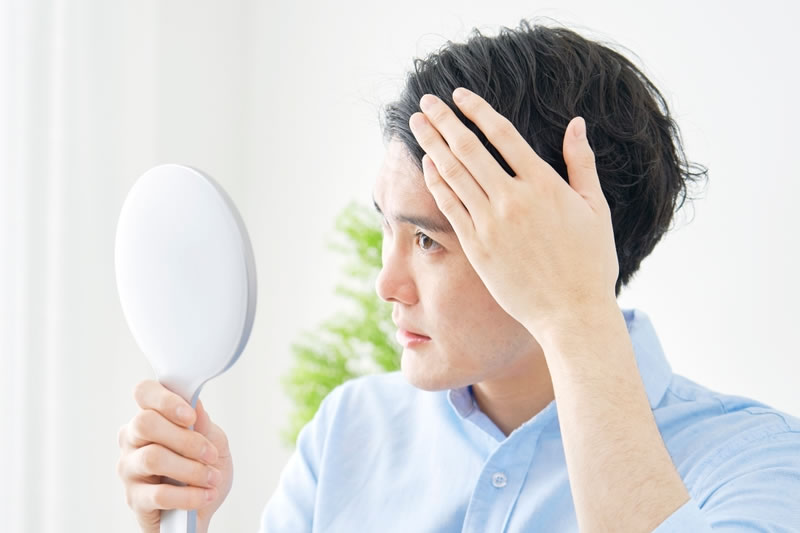 薄毛が気になっている男性