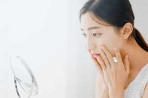 顔の脂肪吸引の注意点を案内している女性