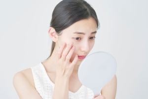 顔の脂肪吸引を考えている女性