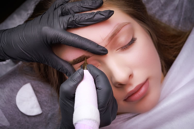 アートメイクを受けている女性