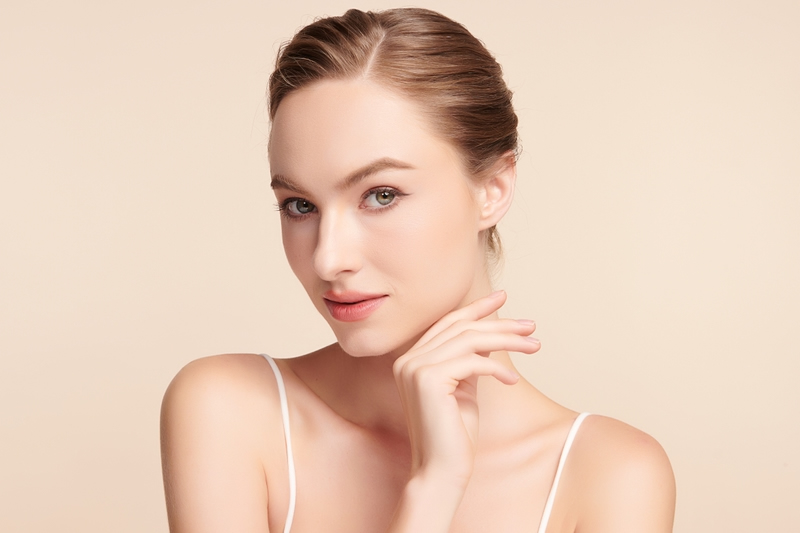 目元がうつくしい女性