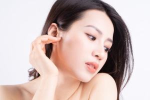 眉下切開を受けた女性
