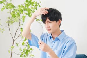 薄毛に悩む男性