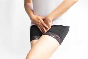 陰部に手を置く女性