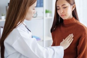 豊胸手術の相談をする女性