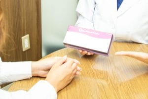 ヒアルロン酸の製剤を見せているところ
